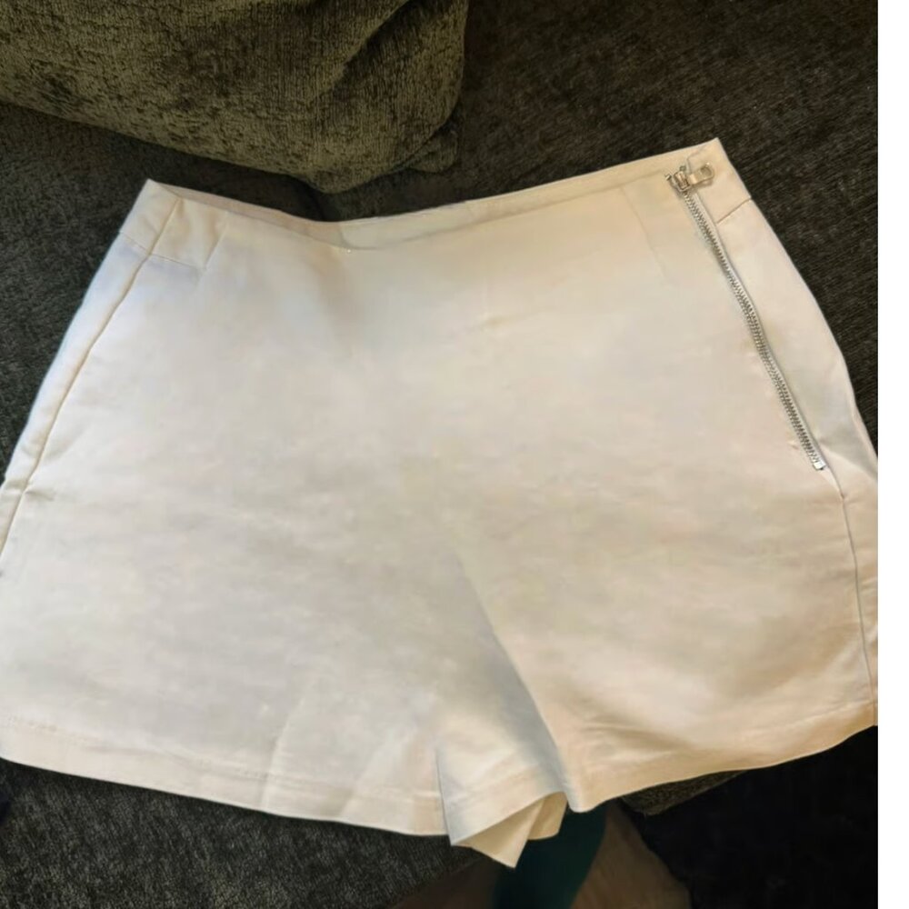 Like new gorgeous women’s white dress shorts